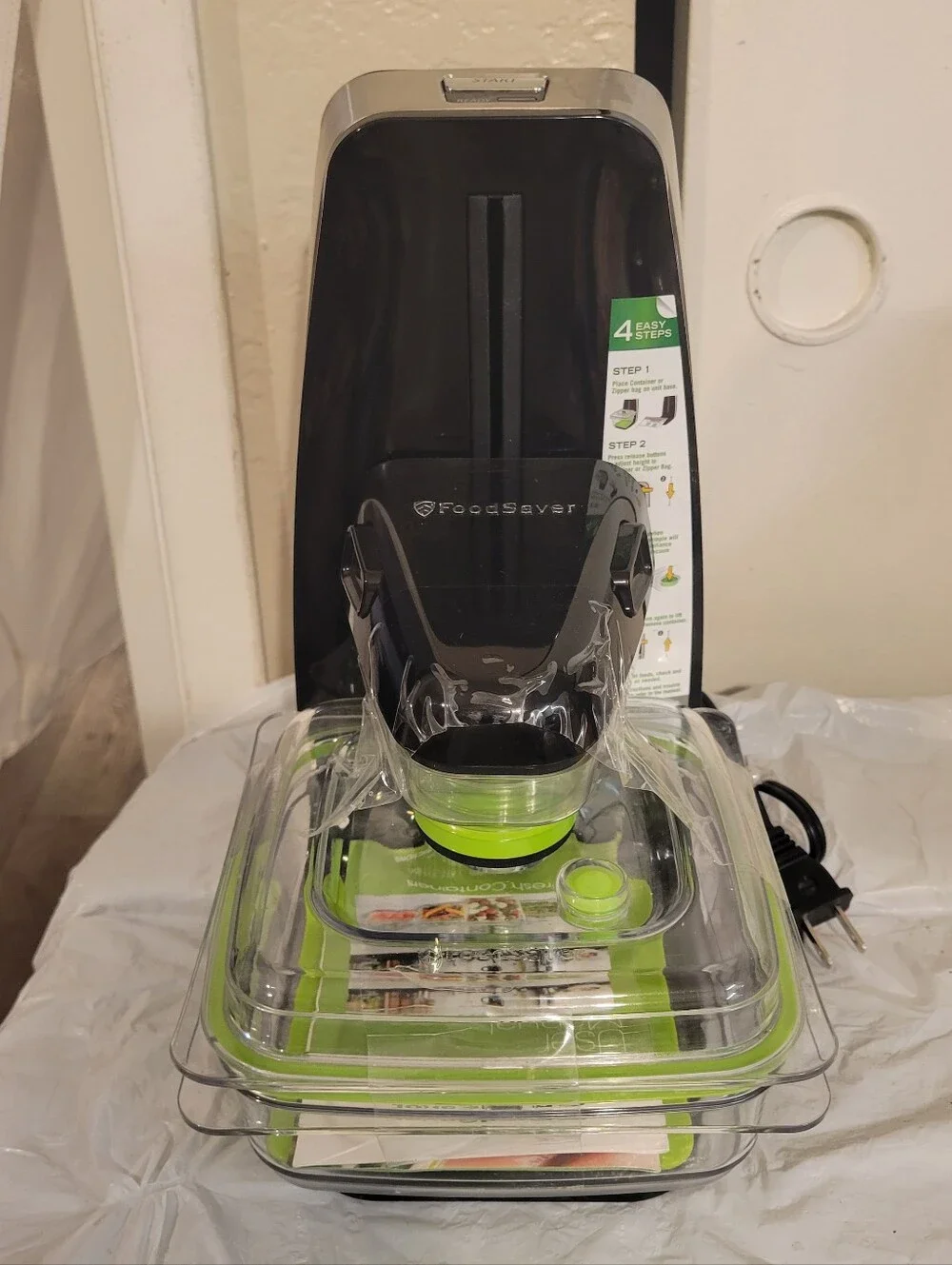 FoodSaver FM1100 Vacuum Sealer System with Fresh Containers & Accessories